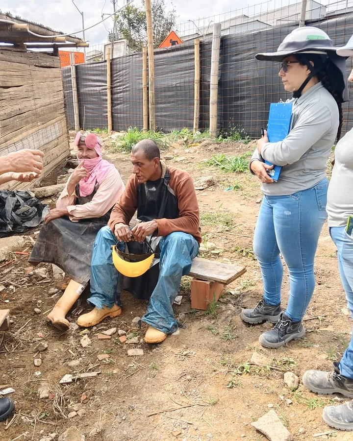 Charla de seguridad con la cuadrilla antes de empezar la jornada