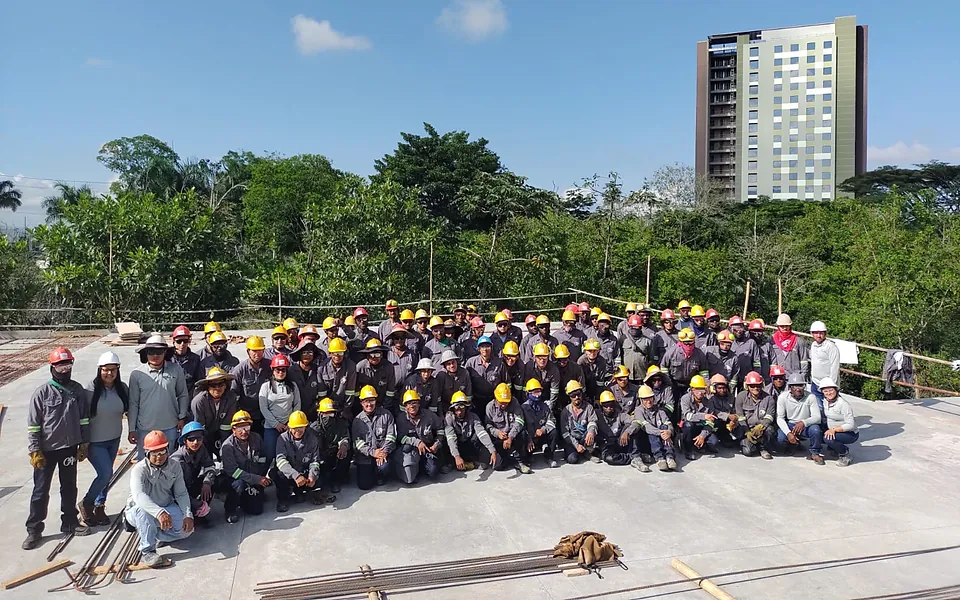 El equipo de M3TRACOM reunido en una placa de obra